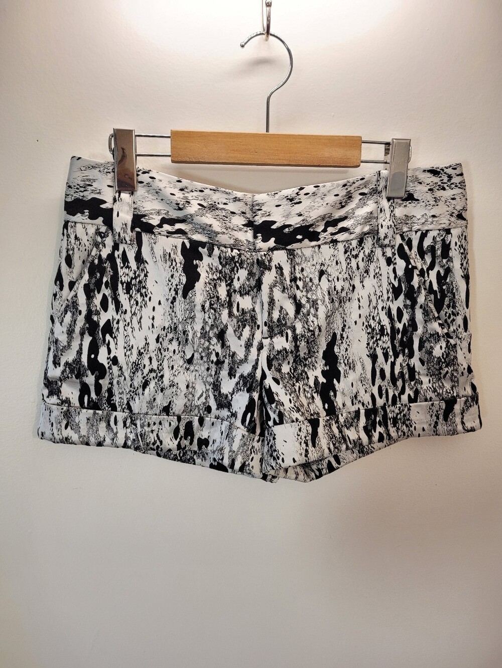 Alice + Olivia Black and Silver Cheetah Animal Print Short Shorts - Size 32"